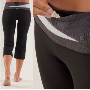 Lululemon" Groove Crop-Black and gray-Reversible-Size 8 -Good Condition